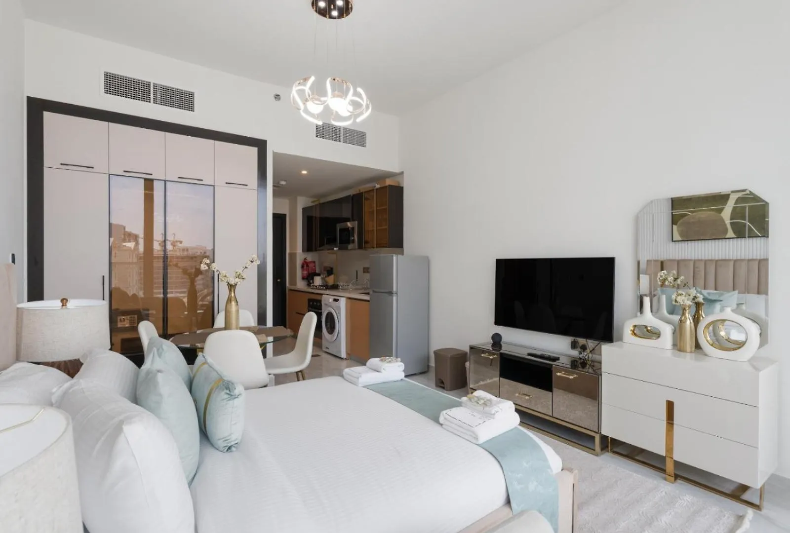 Timeless Glam Escape Studio In Gemz-18 Dubai Apartment